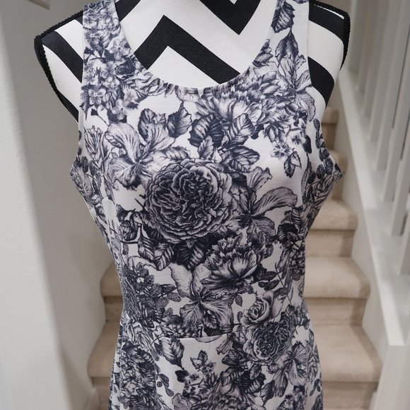 Sleeveless Floral Dress - Picture 2 of 7